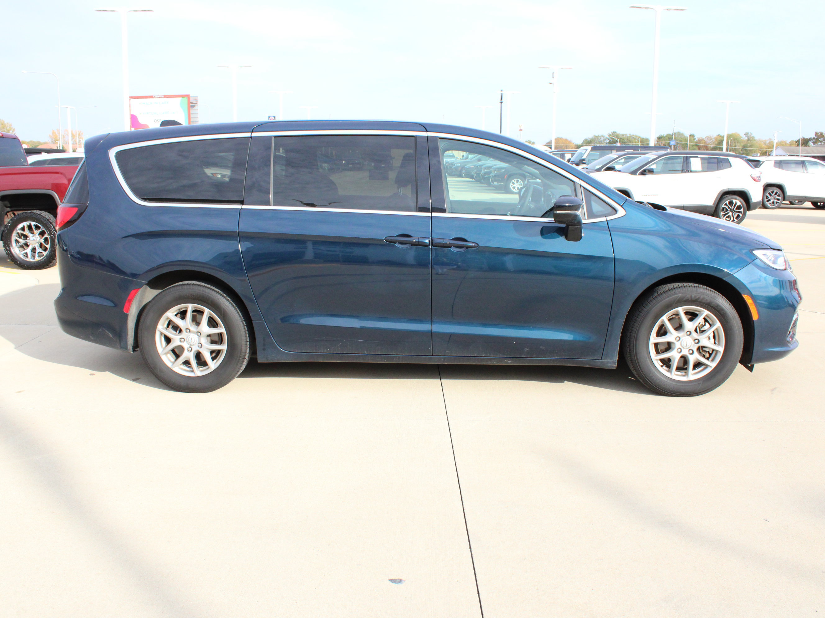Used 2025 Chrysler Pacifica Select FWD image 6
