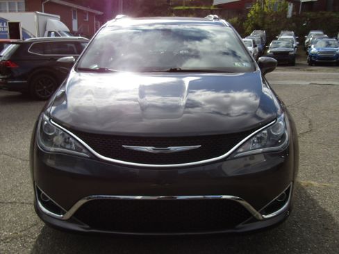 Used 2010 Chrysler Town & Country LX image 4