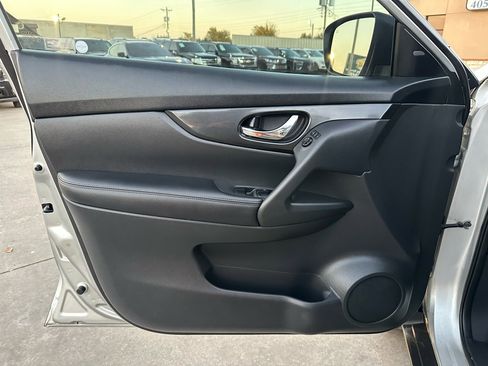 Used 2017 Nissan Rogue SV image 33