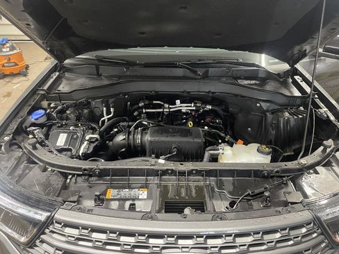 Used 2023 Ford Explorer XLT w/ Equipment Group 202A AWD/4WD image 31