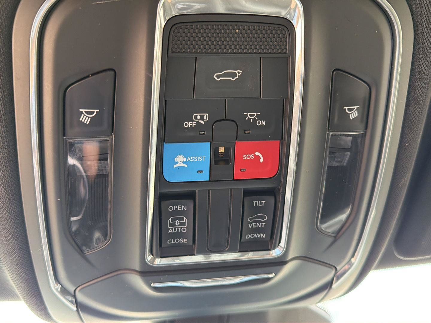 Used 2024 Jeep Grand Cherokee Altitude AWD/4WD image 12