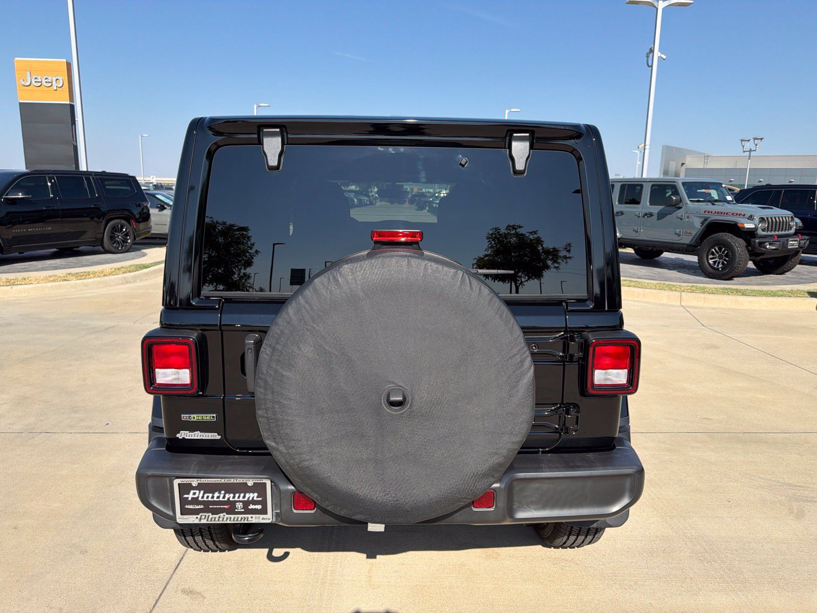 Used 2023 Jeep Wrangler Unlimited Sahara w/ Cold Weather Group AWD/4WD image 4
