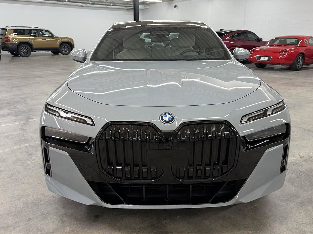 Used 2024 BMW i7 xDrive60 AWD/4WD image 3