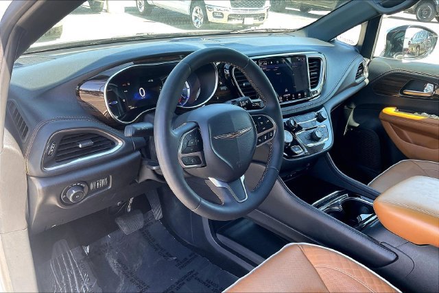 Used 2023 Chrysler Pacifica Pinnacle FWD image 14