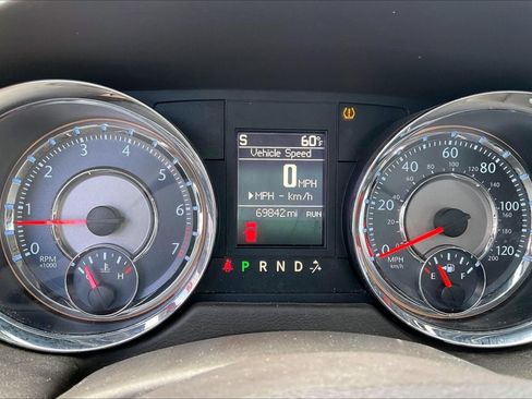 Used 2015 Chrysler Town & Country Touring image 20