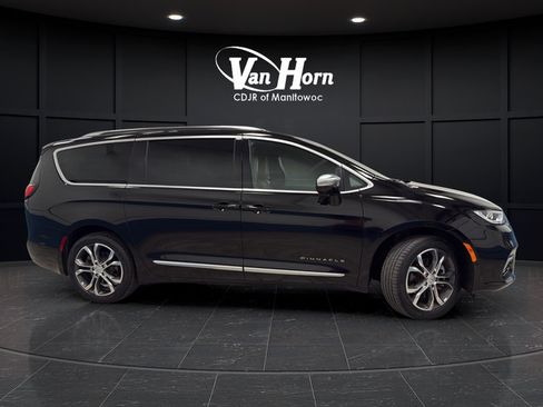 Used 2025 Chrysler Pacifica Pinnacle w/ Trailer Tow Group AWD/4WD image 8