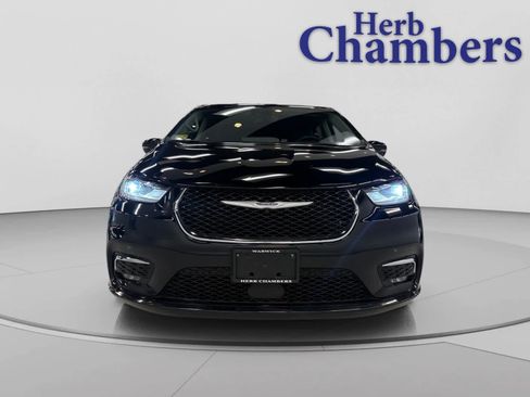 Used 2024 Chrysler Pacifica Touring-L FWD image 2