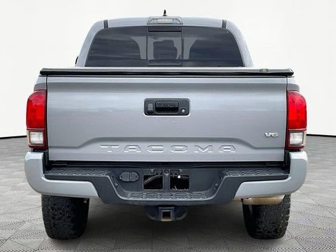 Used 2019 Toyota Tacoma TRD Sport image 6