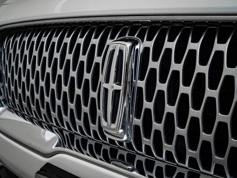 Used 2021 Lincoln Nautilus FWD w/ Equipment Group 101A image 3