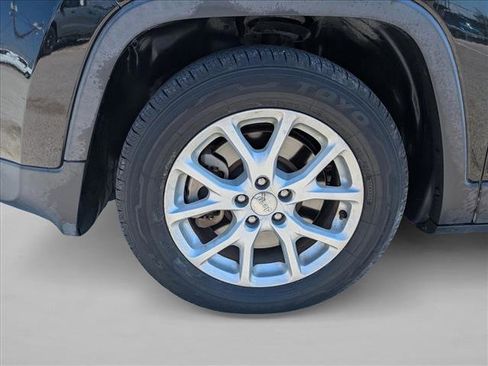 Used 2018 Jeep Cherokee Latitude Plus image 23