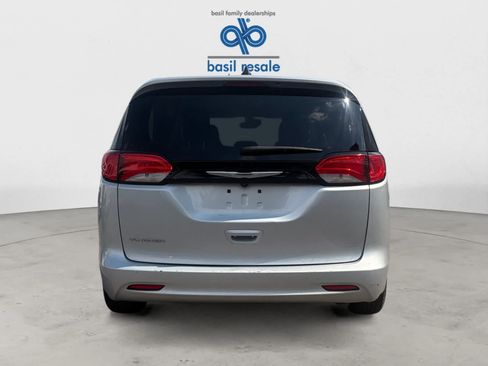 Used 2023 Chrysler Voyager LX FWD image 5
