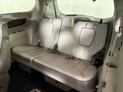 Used 2018 Chrysler Pacifica Touring-L w/ Premium Audio Group image 36