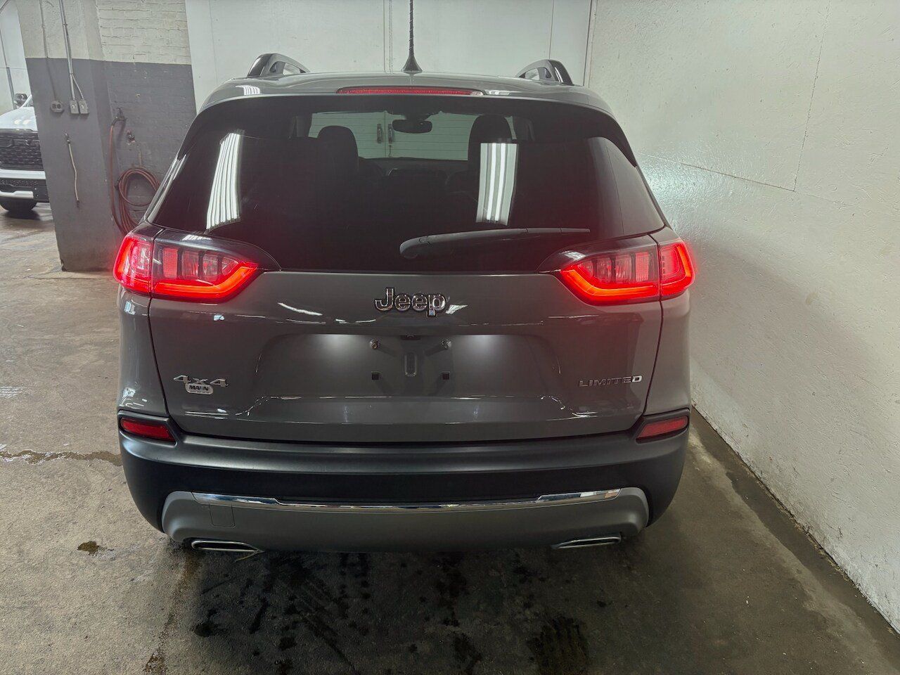 Used 2022 Jeep Cherokee Limited w/ Mopar Interior Package AWD/4WD image 8