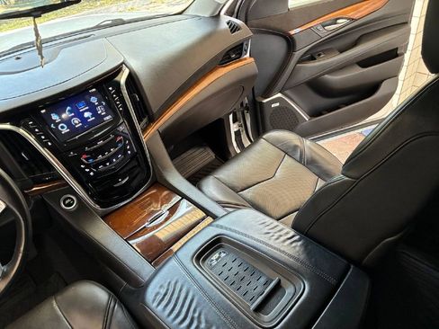 Used 2017 Cadillac Escalade ESV Premium Luxury image 21