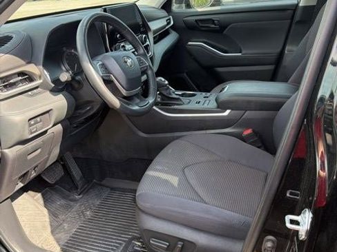 Used 2023 Toyota Highlander LE AWD/4WD image 7