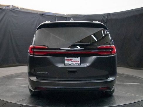 Used 2022 Chrysler Pacifica Touring-L image 11