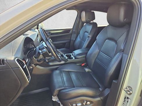 Used 2021 Porsche Cayenne Coupe image 9