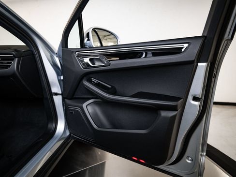 Certified 2026 Porsche Macan AWD/4WD image 27