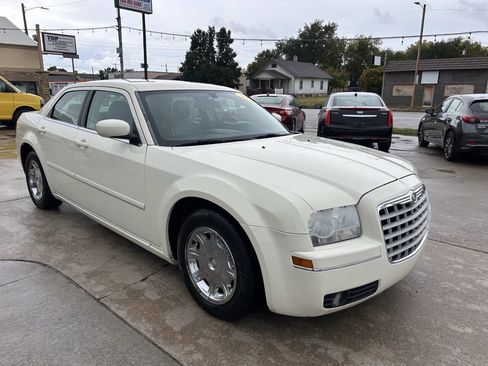 Used 2005 Chrysler 300 Touring image 4