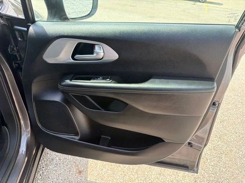 Used 2018 Chrysler Pacifica Limited w/ S Appearance Package FWD image 22
