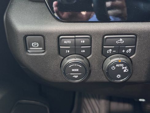 Certified 2024 Chevrolet Silverado 1500 LT AWD/4WD image 25