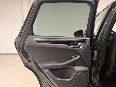 Certified 2025 Porsche Macan image 31