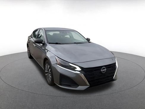 Used 2025 Nissan Altima 2.5 SV FWD image 3