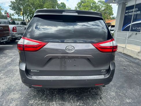 Used 2017 Toyota Sienna XLE w/ XLE Navigation Package FWD image 5