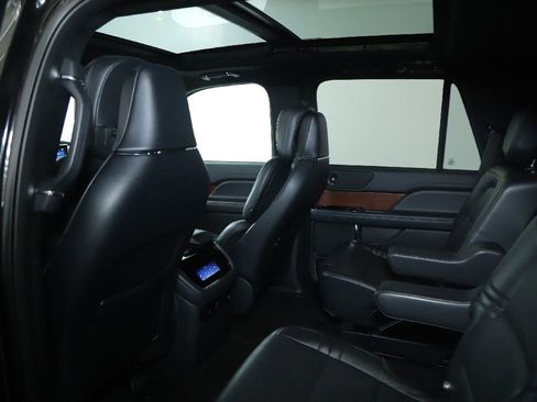 Used 2022 Lincoln Navigator Reserve image 16