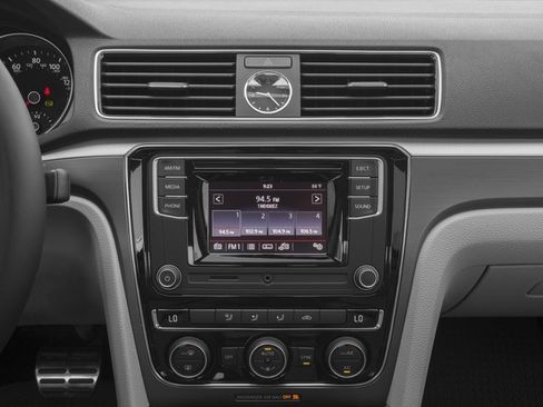 Used 2017 Volkswagen Passat 1.8T R-Line image 10