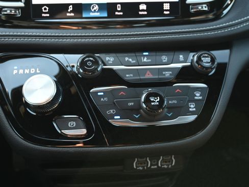 New 2025 Chrysler Pacifica Select image 17