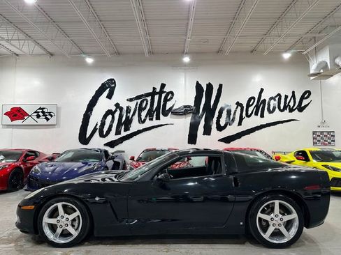 Used 2005 Chevrolet Corvette Coupe w/ Preferred Equipment Group RWD image 2