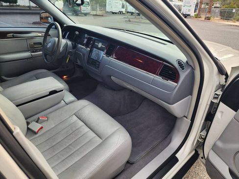Used 2004 Lincoln Town Car Signature RWD image 19