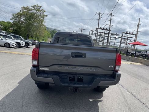 Used 2018 Toyota Tacoma TRD Off-Road w/ Technology Package AWD/4WD image 4