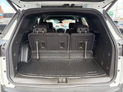 Used 2023 Chevrolet Traverse LT image 15