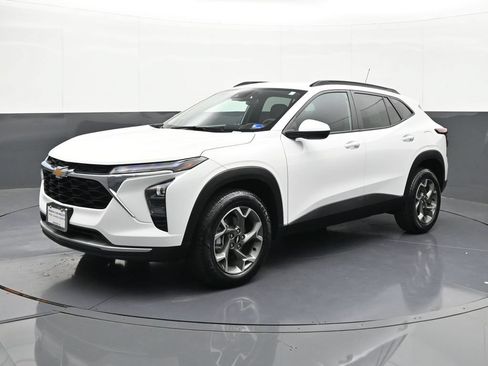 Certified 2025 Chevrolet Trax LT FWD image 1