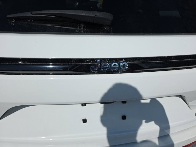 Used 2023 Jeep Grand Cherokee Overland w/ Luxury Tech Group IV AWD/4WD image 8