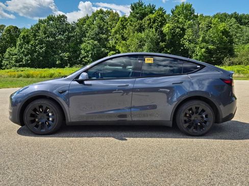 Used 2023 Tesla Model Y Long Range AWD/4WD image 2