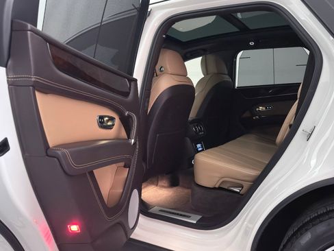 Used 2018 Bentley Bentayga image 23