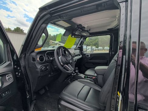 Used 2025 Jeep Wrangler Unlimited Sahara AWD/4WD image 13