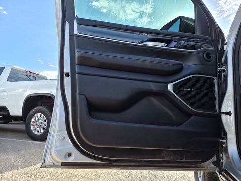Used 2023 Jeep Wagoneer 4WD image 12