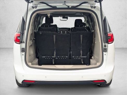 Used 2023 Chrysler Pacifica Limited image 6