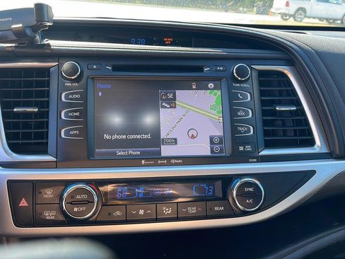 Used 2019 Toyota Highlander SE image 16