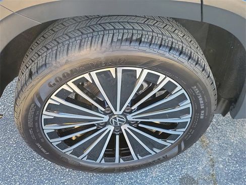 Certified 2025 Volkswagen Taos SE image 7