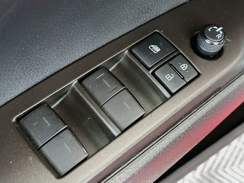 Used 2021 Toyota Camry SE image 19