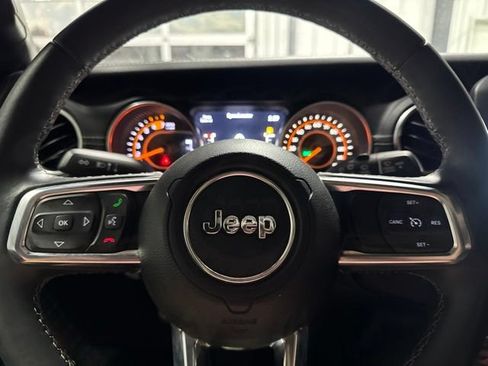 Used 2018 Jeep Wrangler Unlimited Sahara AWD/4WD image 13