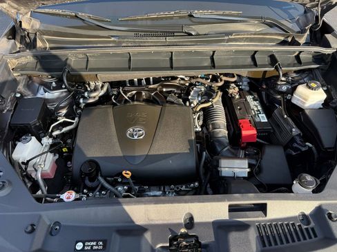Used 2021 Toyota Highlander XLE image 35