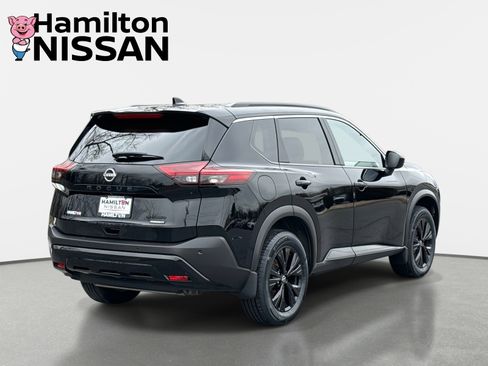 Used 2023 Nissan Rogue SV w/ SV Premium B Package image 2
