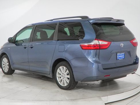 Used 2017 Toyota Sienna LE image 8