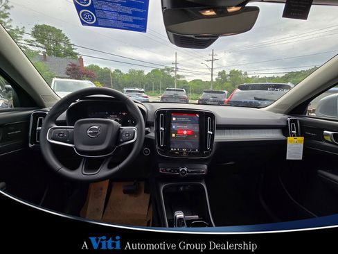Used 2025 Volvo XC40 B5 Plus w/ Protection Package Premier image 2
